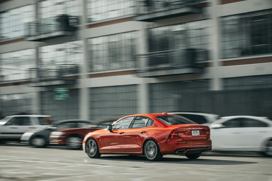  Volvo S60 T6 R-Design 2018 года  (NA) (фото 11 из 40)